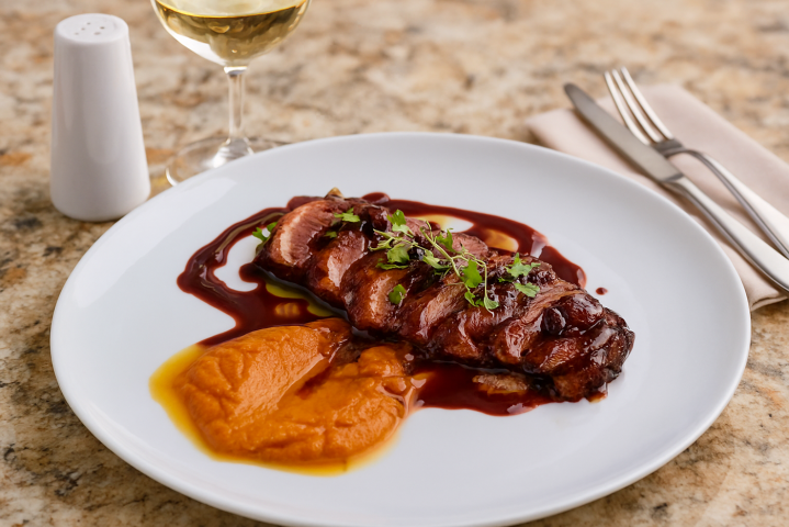 Redécouvrez les classiques de la gastronomie française revisités.