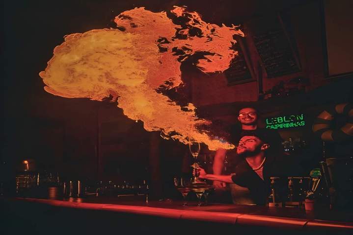 Vibrez au rythme de nos soirées à thème et animations.