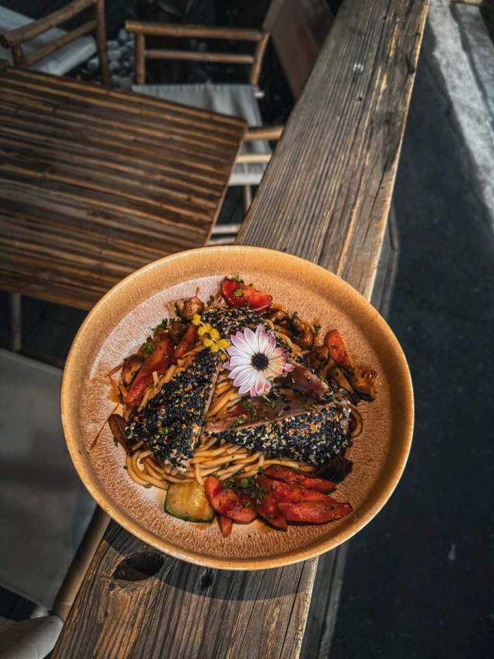 Thon au sésame noir, accompagné de légumes et de pâtes Mozac